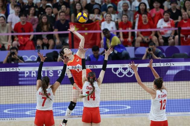 PARIS, FRANCE - AUGUST 06: Li Yingying 12 of China in action against Elif Sahin 12 and Eda Erdem 14 of Turkiye during the Volleyball - Women s Quarter-finals between China and Turkiye on day eleven of the Paris 2024 Olympic Games, Olympische Spiele, Olympia, OS at the South Paris Arena on August 6, 2024 in Paris, France.  Copyright: xChinaxNewsxServicex 111511018291
