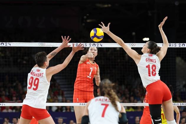 PARIS, FRANCE - AUGUST 06: Yuan Xinyue 1 of China in action against Ebrar Karakurt 99 and Zehra Gunes 18 of Turkiye during the Volleyball - Women s Quarter-finals between China and Turkiye on day eleven of the Paris 2024 Olympic Games, Olympische Spiele, Olympia, OS at the South Paris Arena on August 6, 2024 in Paris, France.  Copyright: xChinaxNewsxServicex 111511013163