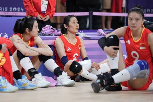 (240806) -- PARIS, Aug. 6, 2024 -- Players of China react after the women s quarterfinal match of volleyball between China and Turkey at the Paris 2024 Olympic Games, Olympische Spiele, Olympia, OS in Paris, France, Aug. 6, 2024. ) (PARIS2024) FRANCE-PARIS-OLY-VOLLEYBALL JuxHuanzong 