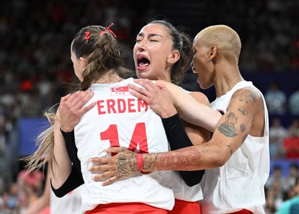(240806) -- PARIS, Aug. 6, 2024 -- Players of Turkey react during the women s quarterfinal match of volleyball between China and Turkey at the Paris 2024 Olympic Games, Olympische Spiele, Olympia, OS in Paris, France, Aug. 6, 2024. ) (PARIS2024) FRANCE-PARIS-OLY-VOLLEYBALL LiuxDawei 