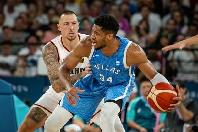 Olympische Spiele Paris 2024 Basketball Paris 06.08.2024 Viertelfinale Männer Herren Deutschland (GER) - Griechenland Giannis Antetokounmpo (Griechenland, No.34) Daniel Theis (Deutschland, No.10) *** Olympic Games Paris 2024 Basketball Paris 06 08 2024 Quarter-finals Men Men Germany GER Greece Giannis Antetokounmpo Greece, No 34 Daniel Theis Germany, No 10
