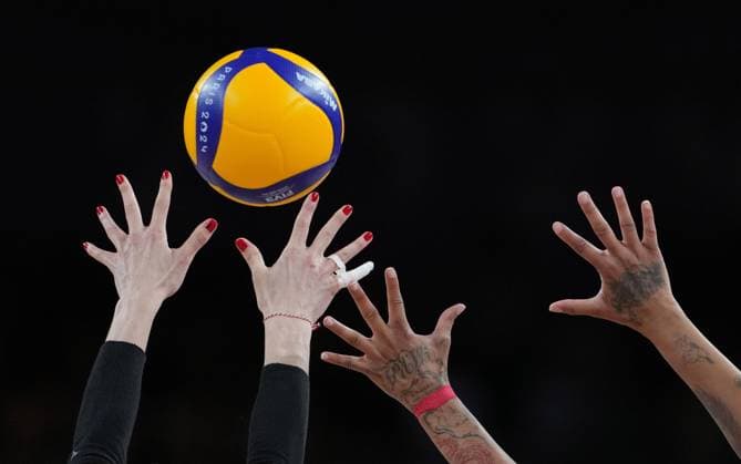 (240806) -- PARIS, Aug. 6, 2024 -- Players of China and Turkey vie for the ball during the women s quarterfinal match of volleyball between China and Turkey at the Paris 2024 Olympic Games, Olympische Spiele, Olympia, OS in Paris, France, Aug. 6, 2024. ) (PARIS2024) FRANCE-PARIS-OLY-VOLLEYBALL JuxHuanzong 