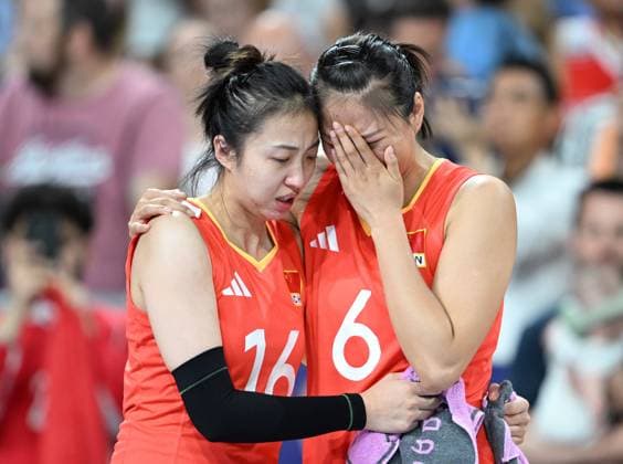 (240806) -- PARIS, Aug. 6, 2024 -- Ding Xia (L) and Gong Xiangyu of China react after the women s quarterfinal match of volleyball between China and Turkey at the Paris 2024 Olympic Games, Olympische Spiele, Olympia, OS in Paris, France, Aug. 6, 2024. ) (PARIS2024) FRANCE-PARIS-OLY-VOLLEYBALL LiuxDawei 