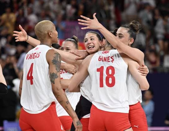 (240806) -- PARIS, Aug. 6, 2024 -- Players of Turkey celebrate after the women s quarterfinal match of volleyball between China and Turkey at the Paris 2024 Olympic Games, Olympische Spiele, Olympia, OS in Paris, France, Aug. 6, 2024. ) (PARIS2024) FRANCE-PARIS-OLY-VOLLEYBALL LiuxDawei 