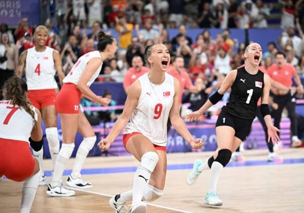 (240806) -- PARIS, Aug. 6, 2024 -- Players of Turkey celebrate during the women s quarterfinal match of volleyball between China and Turkey at the Paris 2024 Olympic Games, Olympische Spiele, Olympia, OS in Paris, France, Aug. 6, 2024. ) (PARIS2024) FRANCE-PARIS-OLY-VOLLEYBALL LiuxDawei 