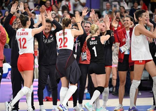(240806) -- PARIS, Aug. 6, 2024 -- Team members of Turkey celebrate after the women s quarterfinal match of volleyball between China and Turkey at the Paris 2024 Olympic Games, Olympische Spiele, Olympia, OS in Paris, France, Aug. 6, 2024. ) (PARIS2024) FRANCE-PARIS-OLY-VOLLEYBALL LiuxDawei 