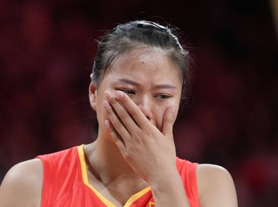 (240806) -- PARIS, Aug. 6, 2024 -- Gong Xiangyu of China reacts after the women s quarterfinal match of volleyball between China and Turkey at the Paris 2024 Olympic Games, Olympische Spiele, Olympia, OS in Paris, France, Aug. 6, 2024. ) (PARIS2024) FRANCE-PARIS-OLY-VOLLEYBALL JuxHuanzong 