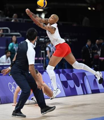 (240806) -- PARIS, Aug. 6, 2024 -- Melissa Teresa Vargas of Turkey saves the ball during the women s quarterfinal match of volleyball between China and Turkey at the Paris 2024 Olympic Games, Olympische Spiele, Olympia, OS in Paris, France, Aug. 6, 2024. ) (PARIS2024) FRANCE-PARIS-OLY-VOLLEYBALL LiuxDawei 