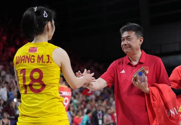 (240806) -- PARIS, Aug. 6, 2024 -- Head coach Cai Bin (R) claps hands with Wang Mengjie of China after the women s quarterfinal match of volleyball between China and Turkey at the Paris 2024 Olympic Games, Olympische Spiele, Olympia, OS in Paris, France, Aug. 6, 2024. ) (PARIS2024) FRANCE-PARIS-OLY-VOLLEYBALL JuxHuanzong 