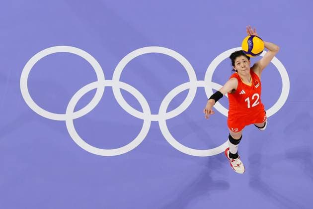 Sport Bilder des Tages (240806) -- PARIS, Aug. 6, 2024 -- Li Yingying of China serves during the women s quarterfinal match of volleyball between China and Turkey at the Paris 2024 Olympic Games, Olympische Spiele, Olympia, OS in Paris, France, Aug. 6, 2024. ) (PARIS2024) FRANCE-PARIS-OLY-VOLLEYBALL ChenxYichen 