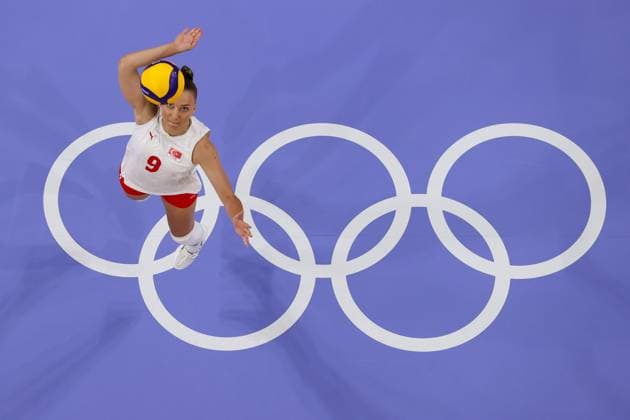 (240806) -- PARIS, Aug. 6, 2024 -- Meliha Diken of Turkey serves during the women s quarterfinal match of volleyball between China and Turkey at the Paris 2024 Olympic Games, Olympische Spiele, Olympia, OS in Paris, France, Aug. 6, 2024. ) (PARIS2024) FRANCE-PARIS-OLY-VOLLEYBALL ChenxYichen 