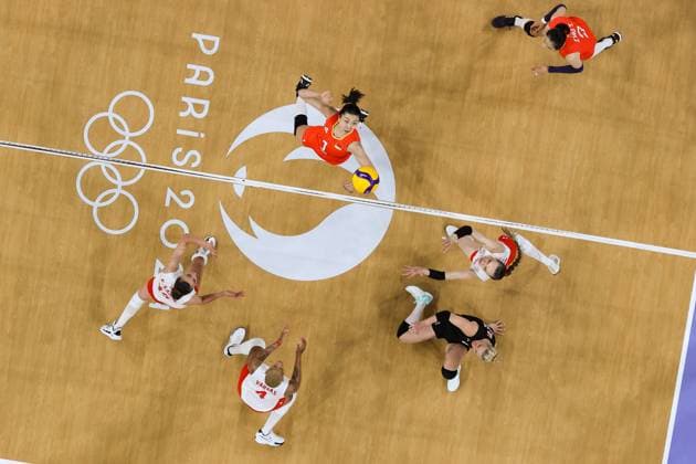 (240806) -- PARIS, Aug. 6, 2024 -- Yuan Xinyue (C) of China spikes during the women s quarterfinal match of volleyball between China and Turkey at the Paris 2024 Olympic Games, Olympische Spiele, Olympia, OS in Paris, France, Aug. 6, 2024. ) (PARIS2024) FRANCE-PARIS-OLY-VOLLEYBALL ChenxYichen 