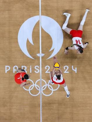 (240806) -- PARIS, Aug. 6, 2024 -- Elif Sahin (2nd R) of Turkey passes the ball during the women s quarterfinal match of volleyball between China and Turkey at the Paris 2024 Olympic Games, Olympische Spiele, Olympia, OS in Paris, France, Aug. 6, 2024. ) (PARIS2024) FRANCE-PARIS-OLY-VOLLEYBALL ChenxYichen 