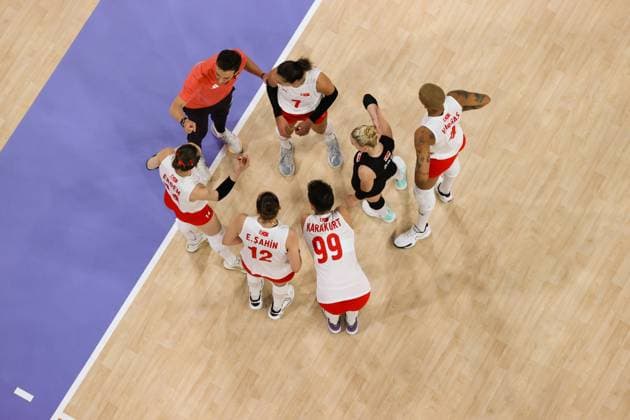 (240806) -- PARIS, Aug. 6, 2024 -- Members of team Turkey are seen during the women s quarterfinal match of volleyball between China and Turkey at the Paris 2024 Olympic Games, Olympische Spiele, Olympia, OS in Paris, France, Aug. 6, 2024. ) (PARIS2024) FRANCE-PARIS-OLY-VOLLEYBALL ChenxYichen 