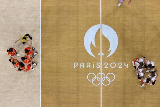 (240806) -- PARIS, Aug. 6, 2024 -- Players react during the women s quarterfinal match of volleyball between China and Turkey at the Paris 2024 Olympic Games, Olympische Spiele, Olympia, OS in Paris, France, Aug. 6, 2024. ) (PARIS2024) FRANCE-PARIS-OLY-VOLLEYBALL ChenxYichen 