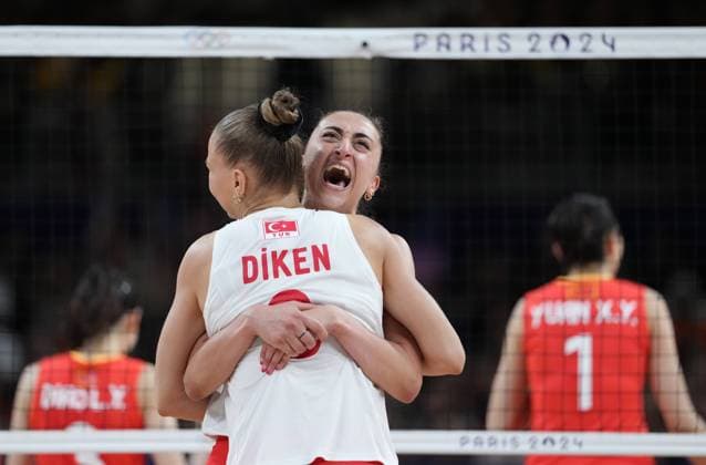 Sport Bilder des Tages (240806) -- PARIS, Aug. 6, 2024 -- Players of Turkey celebrate after scoring during the women s quarterfinal match of volleyball between China and Turkey at the Paris 2024 Olympic Games, Olympische Spiele, Olympia, OS in Paris, France, Aug. 6, 2024. ) (PARIS2024) FRANCE-PARIS-OLY-VOLLEYBALL JuxHuanzong 
