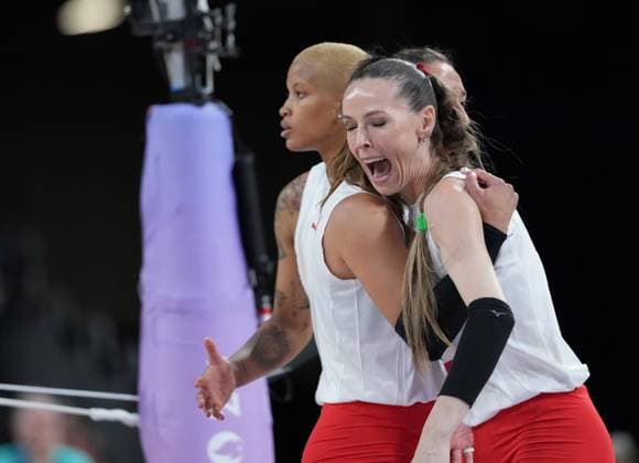 (240806) -- PARIS, Aug. 6, 2024 -- Eda Erdem Dundar (front) of Turkey celebrates during the women s quarterfinal match of volleyball between China and Turkey at the Paris 2024 Olympic Games, Olympische Spiele, Olympia, OS in Paris, France, Aug. 6, 2024. ) (PARIS2024) FRANCE-PARIS-OLY-VOLLEYBALL JuxHuanzong 