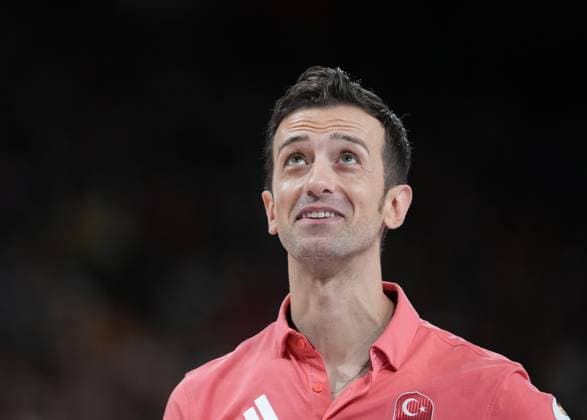 (240806) -- PARIS, Aug. 6, 2024 -- Head coach Daniele Santarelli of Turkey reacts during the women s quarterfinal match of volleyball between China and Turkey at the Paris 2024 Olympic Games, Olympische Spiele, Olympia, OS in Paris, France, Aug. 6, 2024. ) (PARIS2024) FRANCE-PARIS-OLY-VOLLEYBALL JuxHuanzong 