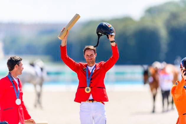 Bilder des Jahres 2024, Sport 08 August Sport Themen der Woche KW32 Sport Bilder des Tages FRA, Olympische Sommerspiele Paris 2024, REiten, Springen Einzel Finale, Siegerehrung Gold für Deutschland 06.08.2024, Ch??teau de Versailles, Paris, FRA, Olympische Sommerspiele Paris 2024, REiten, Springen Einzel Finale, Siegerehrung Gold für Deutschland , im Bild KUKUK Christian (GER) auf CHECKER 47 gewinnt die Goldmedaille *** FRA, Olympic Summer Games Paris 2024, Riding, Jumping Individual Final, Award Ceremony Gold for Germany 06 08 2024, Ch teau de Versailles, Paris, FRA, Olympic Summer Games Paris 2024, Riding, Jumping Individual Final, Award Ceremony Gold for Germany , in the picture KUKUK Christian GER on CHECKER 47 wins the gold medal nordphotoxGmbHx xStraubmeier nph00004