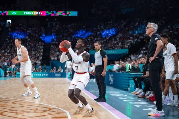 Dennis Schroeder Germany, 17 on the ball, behind him Gordon Herbert national coach Germany , FRA, Olympic Games Paris 2024, Basketball Men, Germany GER vs Greece GRE , Quarterfinals, 06 08 2024 FRA, Olympic Games Paris 2024, Basketball Men, Germany GER vs Greece GRE , Quarterfinals, 06 08 2024 Paris Copyright: xEibner-Pressefoto Memmlerx EP_MMR