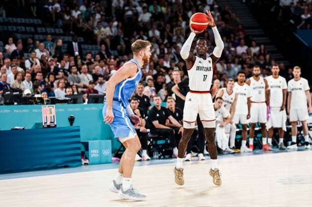 Bilder des Jahres 2024, Sport 08 August Sport Themen der Woche KW32 Sport Bilder des Tages FRA, Paris, Olympischen Spiele Paris 2024, (06.08.2024, Basketball Herren Viertelfinale Deutschland - Griechenland, Bercy Arena) Thomas Walkup (Griechenland, 0), Dennis Schröder (Deutschland, 17) im Wurf - Dreier *** FRA, Paris, Olympic Games Paris 2024, 06 08 2024, Basketball Mens Quarterfinals Germany Greece, Bercy Arena Thomas Walkup Greece, 0 , Dennis Schröder Germany, 17 on a three-pointer Copyright: HMBxMedia SteffiexWunderl