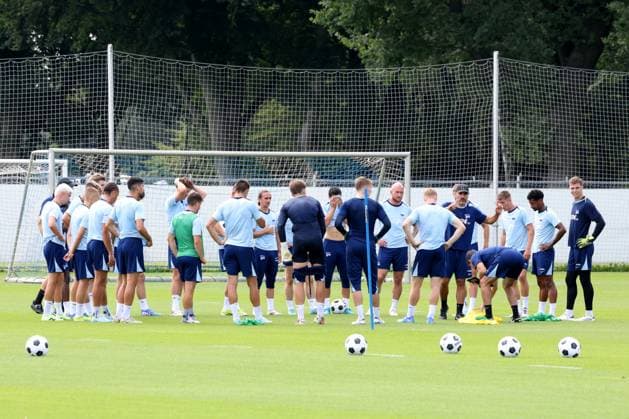 DEU, DFL, 2 FBL Hertha BSC, Training, 06 08 2024, Sportforum, Berlin, DEU, DFL, 2 FBL Hertha BSC, Training, im Bild Hertha Spielerkreis, Cheftrainer Cristian Fiel Hertha BSC Berlin DFL regulations prohibit any use of Photographs as image sequences and or quasi video Foto Juergen Engler nordphoto GmbH nordphotoxGmbHx xEngler nph00076