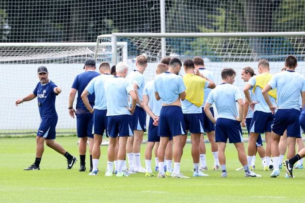 DEU, DFL, 2 FBL Hertha BSC, Training, 06 08 2024, Sportforum, Berlin, DEU, DFL, 2 FBL Hertha BSC, Training, im Bild Hertha Spielerkreis, Cheftrainer Cristian Fiel Hertha BSC Berlin DFL regulations prohibit any use of Photographs as image sequences and or quasi video Foto Juergen Engler nordphoto GmbH nordphotoxGmbHx xEngler nph00076