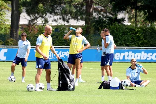 DEU, DFL, 2 FBL Hertha BSC, Training, 06 08 2024, Sportforum, Berlin, DEU, DFL, 2 FBL Hertha BSC, Training, im Bild Hertha Spielerkreis, trinken DFL regulations prohibit any use of Photographs as image sequences and or quasi video Foto Juergen Engler nordphoto GmbH nordphotoxGmbHx xEngler nph00076