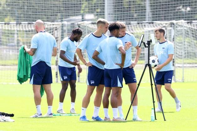 DEU, DFL, 2 FBL Hertha BSC, Training, 06 08 2024, Sportforum, Berlin, DEU, DFL, 2 FBL Hertha BSC, Training, im Bild Hertha Spielerkreis, Videoanalyse DFL regulations prohibit any use of Photographs as image sequences and or quasi video Foto Juergen Engler nordphoto GmbH nordphotoxGmbHx xEngler nph00076