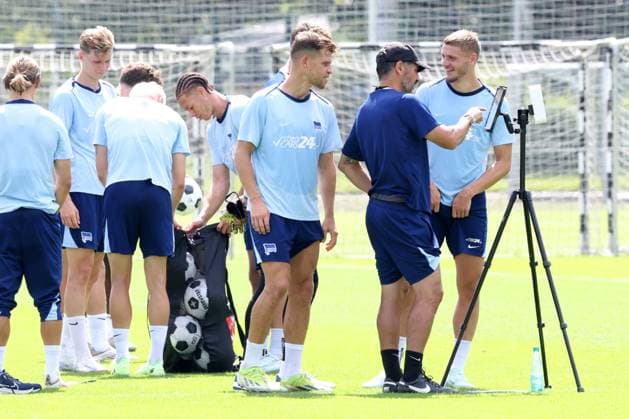 DEU, DFL, 2 FBL Hertha BSC, Training, 06 08 2024, Sportforum, Berlin, DEU, DFL, 2 FBL Hertha BSC, Training, in the picture Florian Niederlechner Hertha BSC Berlin 7 , Marton Dardai Hertha BSC Berlin 31 , Head coach Cristian Fiel Hertha BSC Berlin , Video analysis DFL regulations prohibit any use of Photographs as image sequences and or quasi video Foto Juergen Engler nordphoto GmbH nordphotoxGmbHx xEngler nph00076