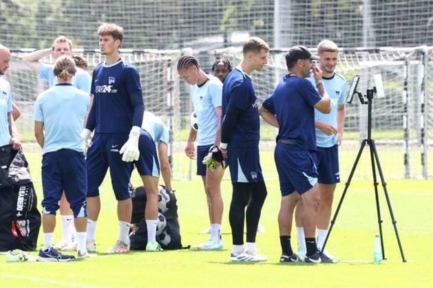 DEU, DFL, 2 FBL Hertha BSC, Training, 06 08 2024, Sportforum, Berlin, DEU, DFL, 2 FBL Hertha BSC, Training, in the picture Tjark Ernst Hertha BSC Berlin 1 , Marton Dardai Hertha BSC Berlin 31 , Head coach Cristian Fiel Hertha BSC Berlin , Video analysis DFL regulations prohibit any use of Photographs as image sequences and or quasi video Foto Juergen Engler nordphoto GmbH nordphotoxGmbHx xEngler nph00076