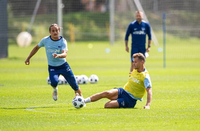 Football, Men, Season 2024 25, 2 Bundesliga, Hertha BSC, Training, f l Michal Karbownik Hertha BSC , Florian Niederlechner Hertha BSC , 06 08 2024, Copyright: xSebastianxRäppold MatthiasxKochx