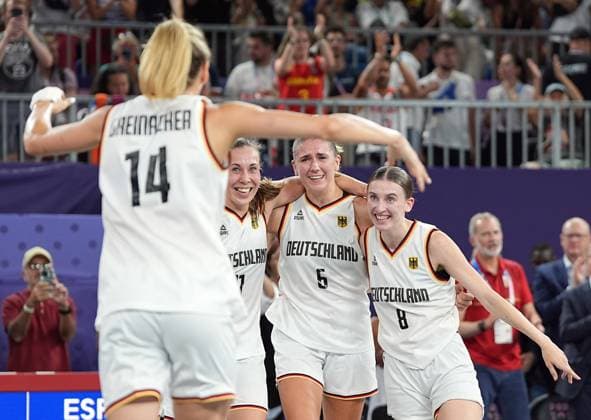 (240805) -- PARIS, Aug. 5, 2024 -- Players of Germany celebrate after the women s gold medal game of 3x3 basketball between Germany and Spain at the Paris 2024 Olympic Games, Olympische Spiele, Olympia, OS in Paris, France, Aug. 5, 2024. ) (PARIS2024) FRANCE-PARIS-OLY-3x3 BASKETBALL ZhuxZheng 
