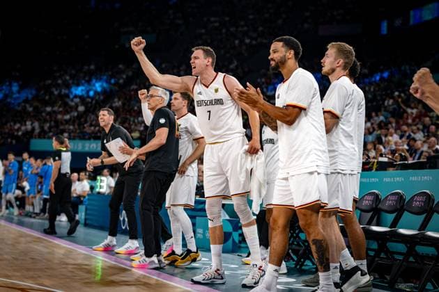 Sport Themen der Woche KW32 Sport Bilder des Tages Olympische Spiele Paris 2024 Basketball Paris 06.08.2024 Viertelfinale Männer Herren Deutschland (GER) - Griechenland (GRE) Johannes Voigtmann (Deutschland, No.07) Nick Weiler-Babb (Deutschland, No.06) Weiler Babb Nils Giffey (Deutschland, No.05) Jubel *** Olympic Games Paris 2024 Basketball Paris 06 08 2024 Quarter-finals Men Men Germany GER Greece GRE Johannes Voigtmann Germany, No 07 Nick Weiler Babb Germany, No 06 Weiler Babb Nils Giffey Germany, No 05 Jubel
