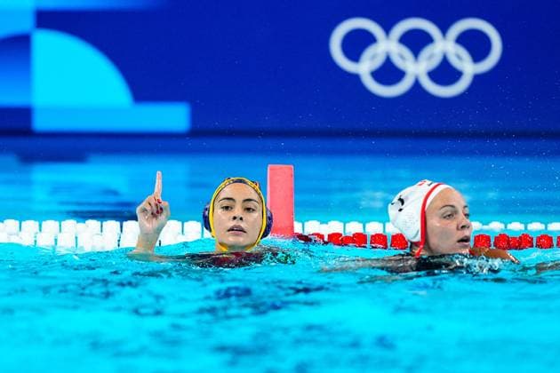 August 6, 2024, Paris, Paris, FRANCE: Paula Crespi Barriga of Spain celebrates a goal during Women s Quarterfinal of the Water polo, Wasserball between Canada and Spain on Paris La Defense Arena during the Paris 2024 Olympics Games on August 6, 2024 in Paris, France. Paris FRANCE - ZUMAa181 20240806_zaa_a181_261 Copyright: xOscarxJxBarrosox