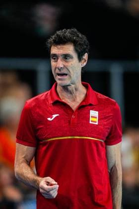 August 6, 2024, Paris, Paris, FRANCE: Miki Oca, head coach of Spain gestures during Women s Quarterfinal of the Water polo, Wasserball between Canada and Spain on Paris La Defense Arena during the Paris 2024 Olympics Games on August 6, 2024 in Paris, France. Paris FRANCE - ZUMAa181 20240806_zaa_a181_281 Copyright: xOscarxJxBarrosox