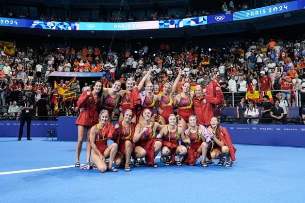 August 6, 2024, Paris, Paris, FRANCE: Players of Spain pose for photo after winning Women s Quarterfinal of the Water polo, Wasserball between Canada and Spain on Paris La Defense Arena during the Paris 2024 Olympics Games on August 6, 2024 in Paris, France. Paris FRANCE - ZUMAa181 20240806_zaa_a181_284 Copyright: xOscarxJxBarrosox