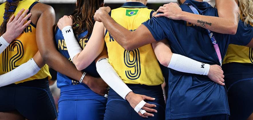 (240806) -- PARIS, Aug. 6, 2024 -- Members of team Brazil celebrate after winning the women s quarterfinal match of volleyball between Brazil and the Dominican Republic at the Paris 2024 Olympic Games, Olympische Spiele, Olympia, OS in Paris, France, Aug. 6, 2024. ) (PARIS2024) FRANCE-PARIS-OLY-VOLLEYBALL LiuxDawei 