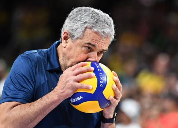 Sport Bilder des Tages (240806) -- PARIS, Aug. 6, 2024 -- Head coach Jose Roberto Lages Guimaraes of Brazil kisses the ball after the women s quarterfinal match of volleyball between Brazil and the Dominican Republic at the Paris 2024 Olympic Games, Olympische Spiele, Olympia, OS in Paris, France, Aug. 6, 2024. ) (PARIS2024) FRANCE-PARIS-OLY-VOLLEYBALL LiuxDawei 