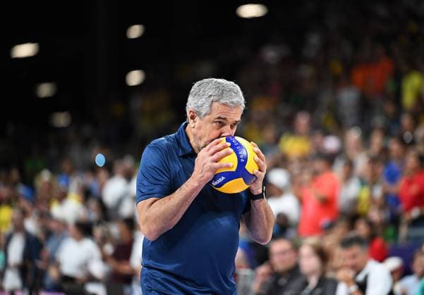 (240806) -- PARIS, Aug. 6, 2024 -- Head coach Jose Roberto Lages Guimaraes of Brazil kisses the ball after the women s quarterfinal match of volleyball between Brazil and the Dominican Republic at the Paris 2024 Olympic Games, Olympische Spiele, Olympia, OS in Paris, France, Aug. 6, 2024. ) (PARIS2024) FRANCE-PARIS-OLY-VOLLEYBALL LiuxDawei 