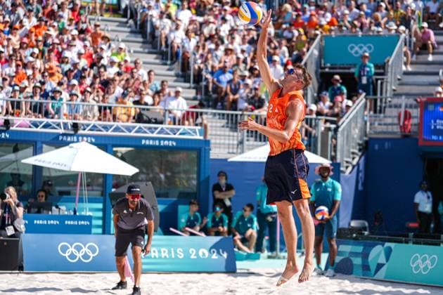 2024-08-06 Beach Volleybal - Olympic Games, Olympische Spiele, Olympia, OS Paris 2024 - Day 11 PARIS, FRANCE - AUGUST 6: Yorick de Groot of the Netherlands hits the ball while competing in the Men s Quarter Final during Day 11 of Beach Volleybal - Olympic Games Paris 2024 at Eiffel Tower Stadium on August 6, 2024 in Paris, France. (Photo by Joris Verwijst BSR Agency) Paris France Content not available for redistribution in The Netherlands directly or indirectly through any third parties. Copyright: xBSRxAgencyx