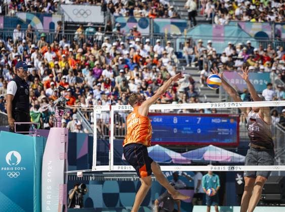 PARIS - Yorick de Groot in action against Germany during the Beach volleyball, Beachvolleyball quarterfinals at the Olympic Games, Olympische Spiele, Olympia, OS ANP IRIS VAN DEN BROEK xVIxANPxSportx xxANPxIVx 505310351 originalFilename: 505310351.jpg