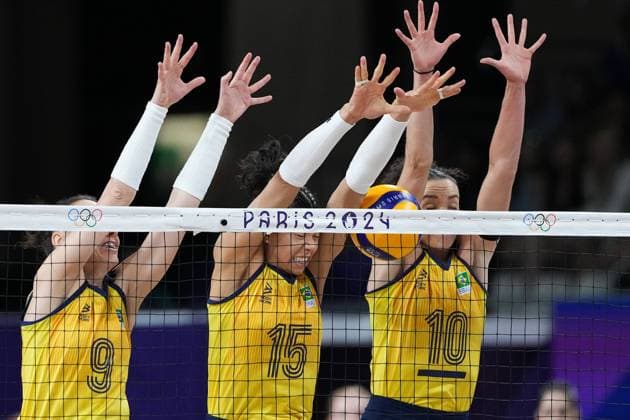 (240806) -- PARIS, Aug. 6, 2024 -- Players of Brazil block during the women s quarterfinal match of volleyball between Brazil and the Dominican Republic at the Paris 2024 Olympic Games, Olympische Spiele, Olympia, OS in Paris, France, Aug. 6, 2024. ) (PARIS2024) FRANCE-PARIS-OLY-VOLLEYBALL JuxHuanzong 