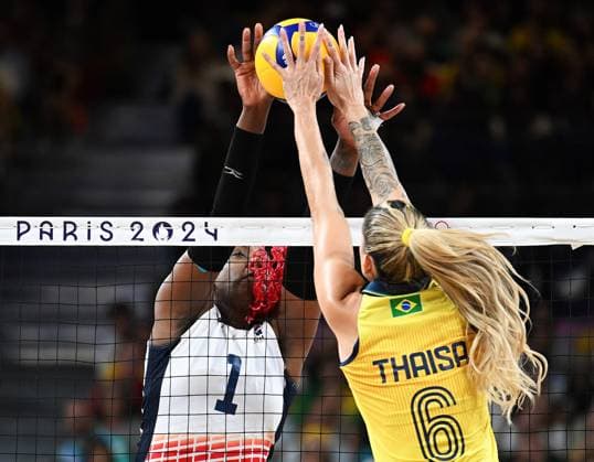 (240806) -- PARIS, Aug. 6, 2024 -- Candida Estefany Arias Perez (L) of the Dominican Republic and Thaisa Daher de Menezes of Brazil compete during the women s quarterfinal match of volleyball between Brazil and the Dominican Republic at the Paris 2024 Olympic Games, Olympische Spiele, Olympia, OS in Paris, France, Aug. 6, 2024. ) (PARIS2024) FRANCE-PARIS-OLY-VOLLEYBALL LiuxDawei 