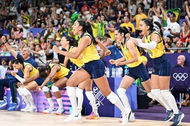 (240806) -- PARIS, Aug. 6, 2024 -- Players of Brazil celebrate after winning the women s quarterfinal match of volleyball between Brazil and the Dominican Republic at the Paris 2024 Olympic Games, Olympische Spiele, Olympia, OS in Paris, France, Aug. 6, 2024. ) (PARIS2024) FRANCE-PARIS-OLY-VOLLEYBALL LiuxDawei 