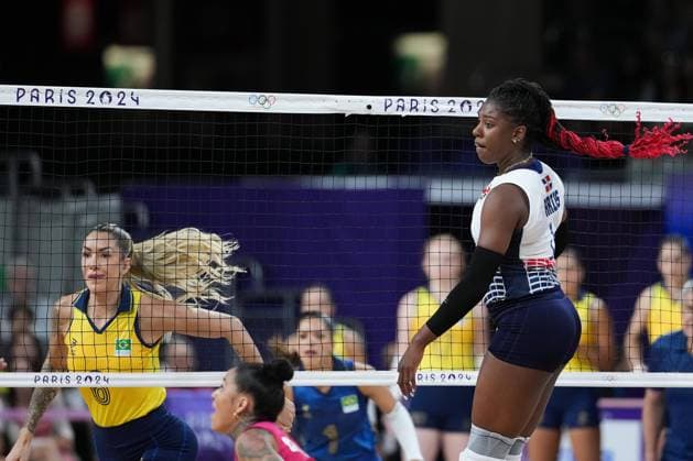 (240806) -- PARIS, Aug. 6, 2024 -- Candida Estefany Arias Perez (R) of the Dominican Republic competes during the women s quarterfinal match of volleyball between Brazil and the Dominican Republic at the Paris 2024 Olympic Games, Olympische Spiele, Olympia, OS in Paris, France, Aug. 6, 2024. ) (PARIS2024) FRANCE-PARIS-OLY-VOLLEYBALL JuxHuanzong 