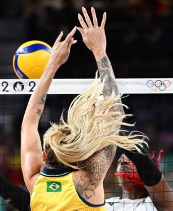 Sport Bilder des Tages (240806) -- PARIS, Aug. 6, 2024 -- Candida Estefany Arias Perez (R) of the Dominican Republic and Thaisa Daher de Menezes of Brazil compete during the women s quarterfinal match of volleyball between Brazil and the Dominican Republic at the Paris 2024 Olympic Games, Olympische Spiele, Olympia, OS in Paris, France, Aug. 6, 2024. ) (PARIS2024) FRANCE-PARIS-OLY-VOLLEYBALL LiuxDawei 