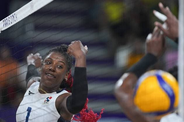 (240806) -- PARIS, Aug. 6, 2024 -- Candida Estefany Arias Perez of the Dominican Republic competes during the women s quarterfinal match of volleyball between Brazil and the Dominican Republic at the Paris 2024 Olympic Games, Olympische Spiele, Olympia, OS in Paris, France, Aug. 6, 2024. ) (PARIS2024) FRANCE-PARIS-OLY-VOLLEYBALL JuxHuanzong 