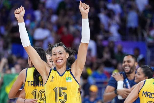 (240806) -- PARIS, Aug. 6, 2024 -- Ana Carolina da Silva (front) of Brazil celebrates after winning the women s quarterfinal match of volleyball between Brazil and the Dominican Republic at the Paris 2024 Olympic Games, Olympische Spiele, Olympia, OS in Paris, France, Aug. 6, 2024. ) (PARIS2024) FRANCE-PARIS-OLY-VOLLEYBALL JuxHuanzong 