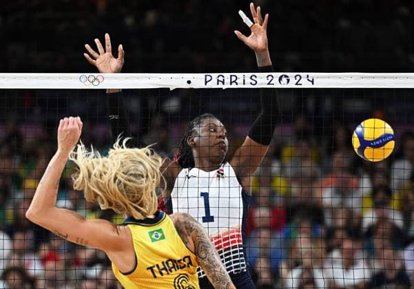 (240806) -- PARIS, Aug. 6, 2024 -- Candida Estefany Arias Perez (R) of the Dominican Republic blocks during the women s quarterfinal match of volleyball between Brazil and the Dominican Republic at the Paris 2024 Olympic Games, Olympische Spiele, Olympia, OS in Paris, France, Aug. 6, 2024. ) (PARIS2024) FRANCE-PARIS-OLY-VOLLEYBALL LiuxDawei 